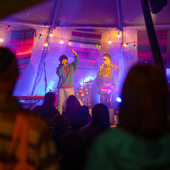 Två samer uppträder på scen