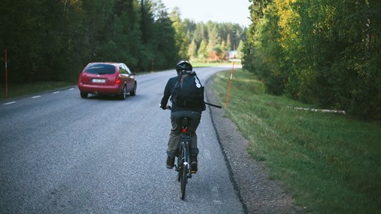 Cyklist på landsväg.