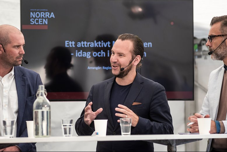 Tobias Lindfors, vd Student Counsulting och ägare Pite Havsbad Group, talar under ett panelsamtal om Norrbottens attraktivitet.