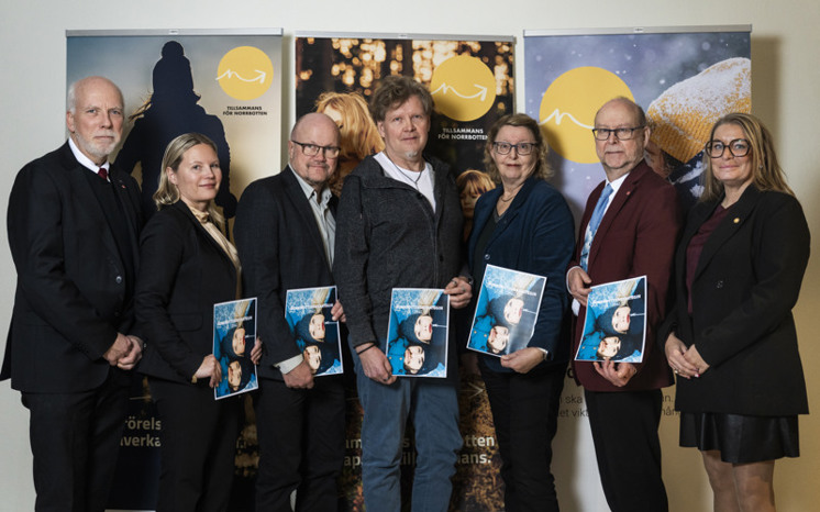 Gruppbild av politiker som håller omslaget till Norrbottensstrategin, framför rollups med budskapet "Tillsammans för Norrbotten".
