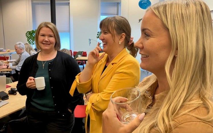 Anu, Jenna och Karin från Haparanda kommun skrattar åt våra fake news