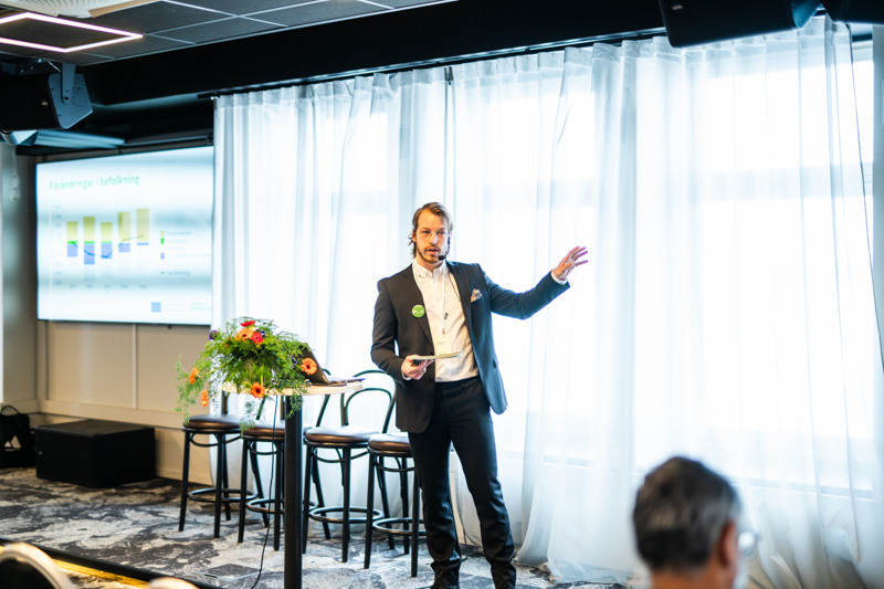 Joe Lindehag presenterar statistik på Framtidens kompetens.