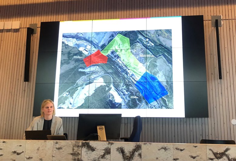 Sofie Rynbäck visar en presentation av Vitåforsanläggningen.