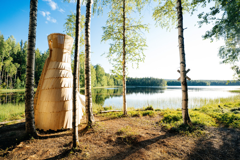 Platsunikt vindskydd i trä byggt i naturskön miljö