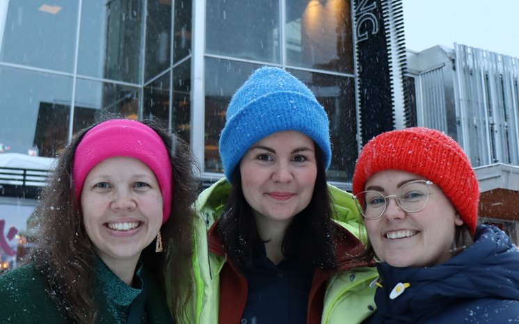 Tre kvinnor står framför gallerian Shopping i Luleå.