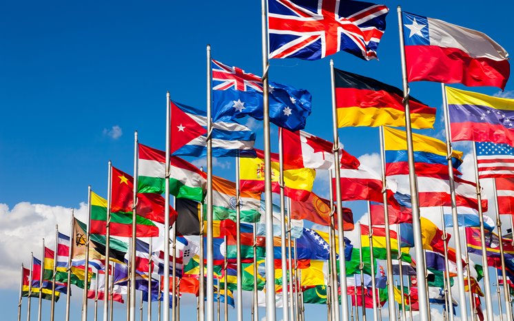 Internationella flaggor mot blå himmel