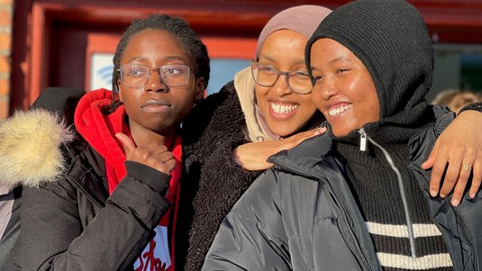Omosede Ayes-Ekhator, Naima Abdullahi och Hanna Abdulkadir Ahmed vid Haparanda järnvägsstation.
