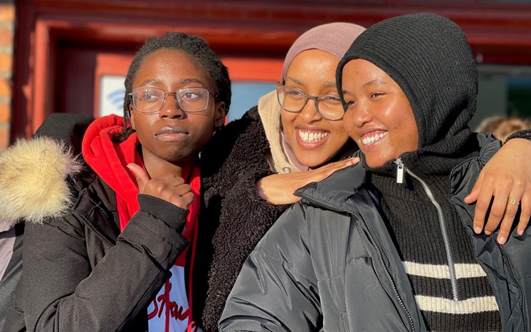 Omosede Ayes-Ekhator, Naima Abdullahi och Hanna Abdulkadir Ahmed vid Haparanda järnvägsstation.