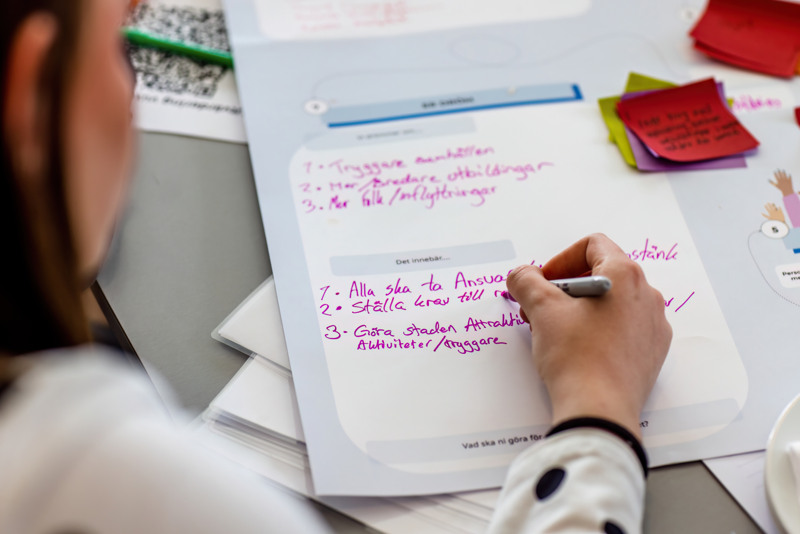 En person fyller i arbetsblad under Future Lab-workshop