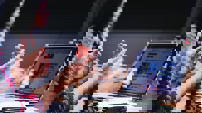 Gestikulerande händer från person som sitter framför dator i digitalt möte.