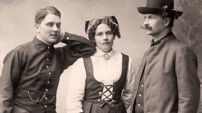 Två män och en kvinna klädda i Nordanbygddräkten från 1912.
