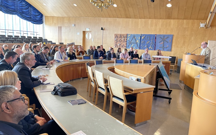 Glenn Berggård står i talarstolen inför SMOR-delegationen.