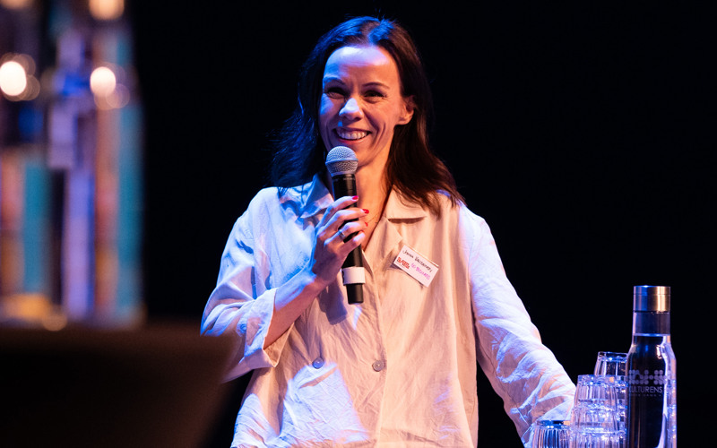 Jonna Valikainen håller i en mikrofon under Kulturkraft