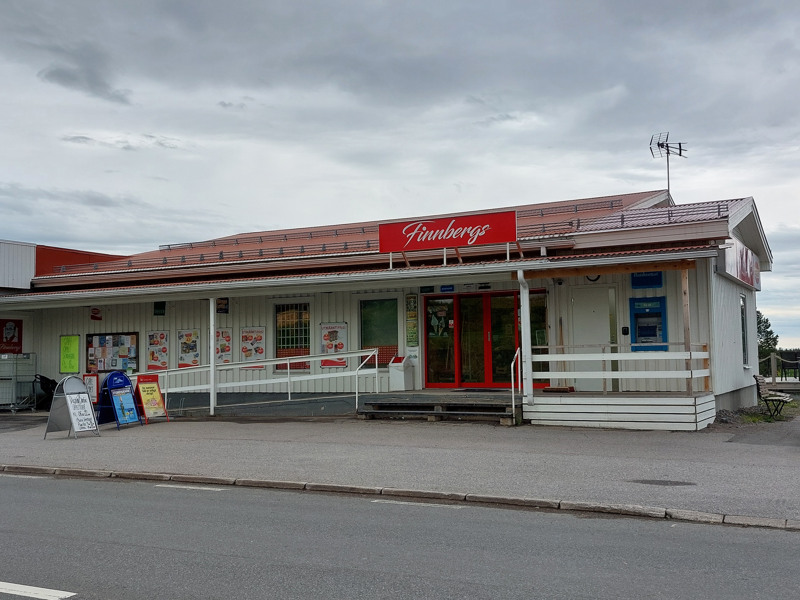 Butiksentré med ramp och dubbla entrédörrar.