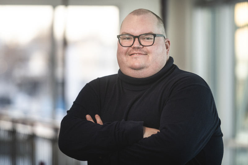 Johannes Sundelin i svart polotröja på loftgången i Regionhuset.