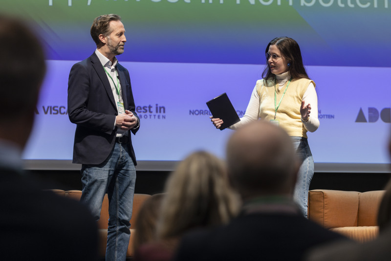 Mikael Aamisepp och Carolina Lundmark Weinz tillsammans på scen under en konferens.