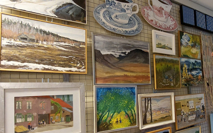 Konstverk upphängda på gallervägg