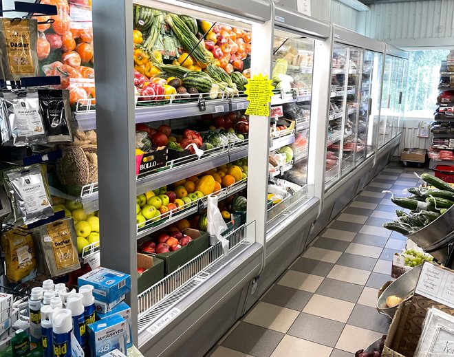 Frukt och grönsaker i kyldiskar längs vägg. Foto: Roger Ylinenpää.