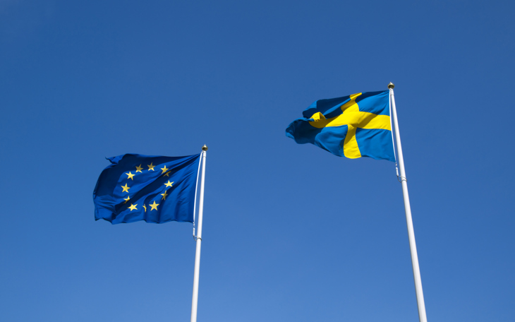 EU-flagga och Sveriges flagga, iStock