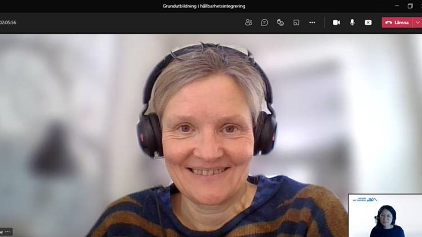 Kvinna med hörlurar deltar i digitalt möte.