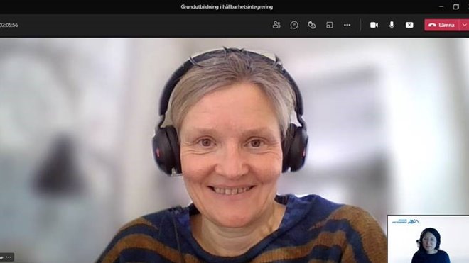 Kvinna med hörlurar deltar i digitalt möte.