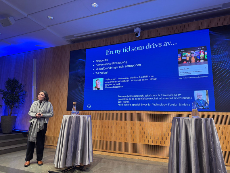 Sylvia Schwaag framför en presentation där det står ”En ny tid som drivs av..."