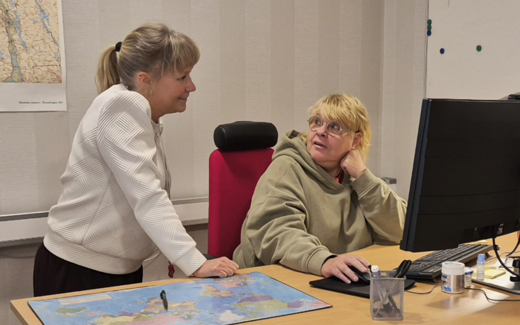 Sofi Wiippa Lahti och Sara Söderberg överlägger vid datorn.