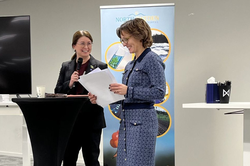 Åsa Ågren Wikström överlämnar positionspapper till Jessika Roswall.