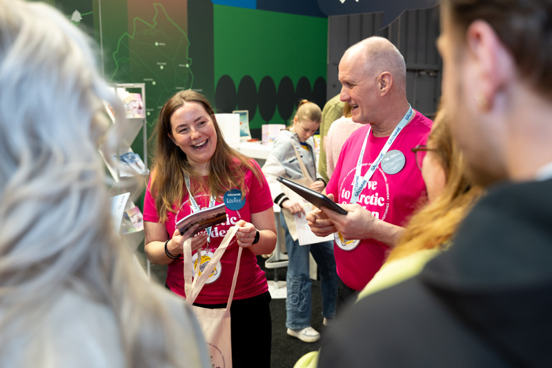 Hanna Larsson Aspebo och Stephan Vermeul pratar med mässbesökare på Emigration Expo 2026.
