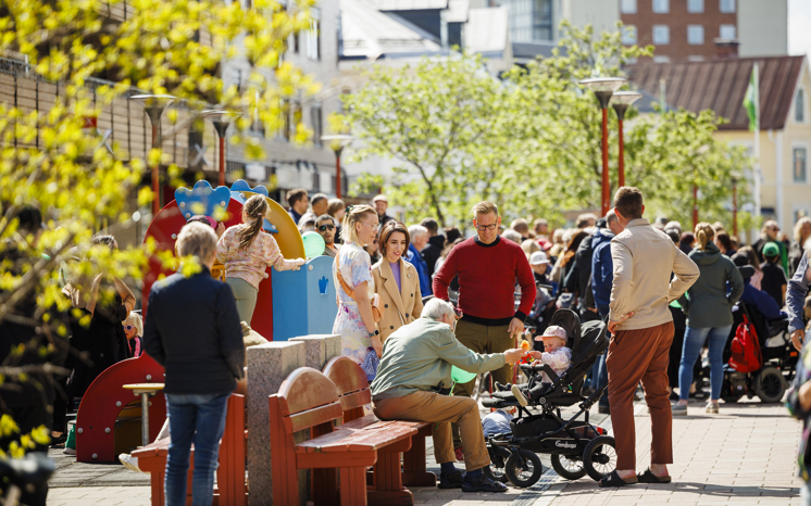 Människor på gågatan i Boden