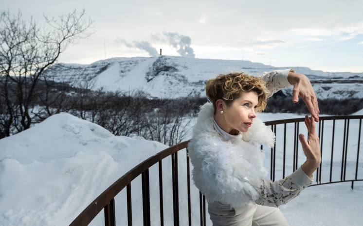 Fanny Kivimäki dansar framför gruvan i Kiruna