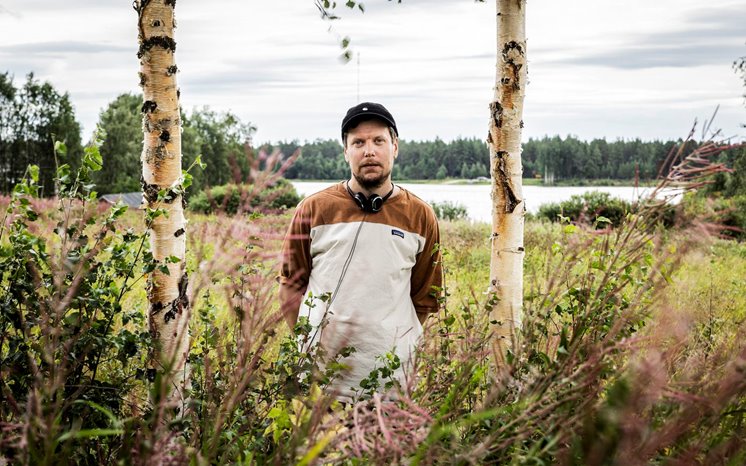 Jon Blåhed, Rubus Arcticus-stipendiat, står ute i naturen.