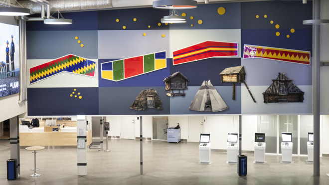 Översiktsbild som visar det stora konstverket på Luleå Airport ovanför incheckningsautomaterna.