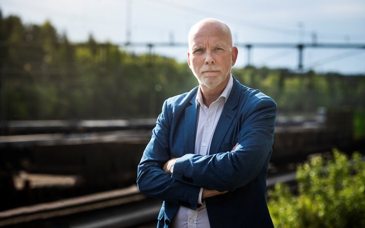 Anders Öberg framför tågspåren i Svartöstan.