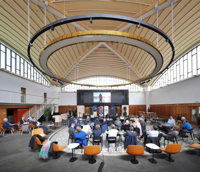 Människor lyssnar på föreläsning i Vetenskapens Hus.