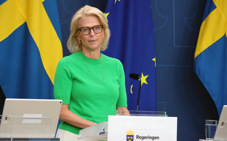 Finansminister Elisabeth Svantesson (M) vid ett podium på regeringskansliet.