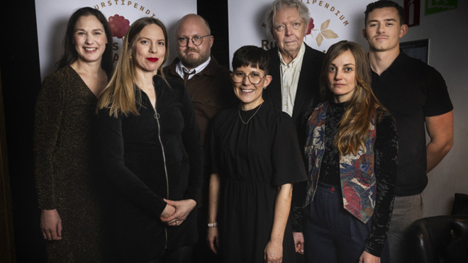 Årets sju stipendiater samlade på bild: från vänster Harleen Kalkat, Linda Jones, Viktor Krutrök, Ida Sjögren, Ulf B Jonsson, Stina Edin, Johan Myrberg