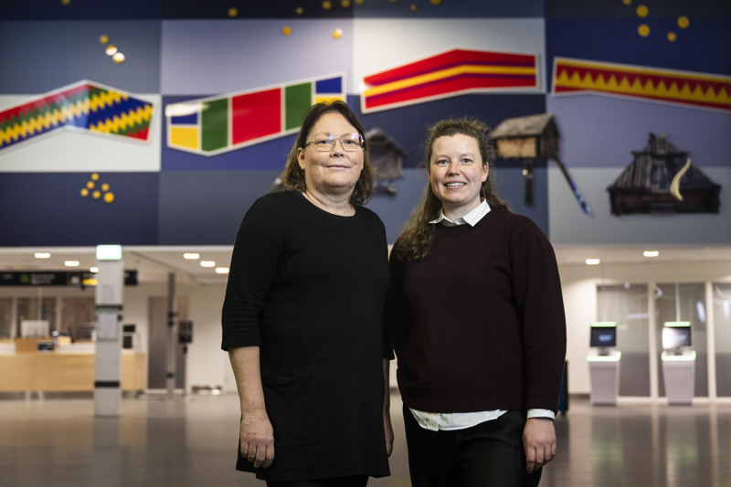 Konstnärerna Katarina Spik Skum och Johanna Minde framför sitt konstverk på Luleå Airport