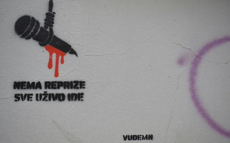 Väggmålning av mikrofon och text på ett slaviskt språk.