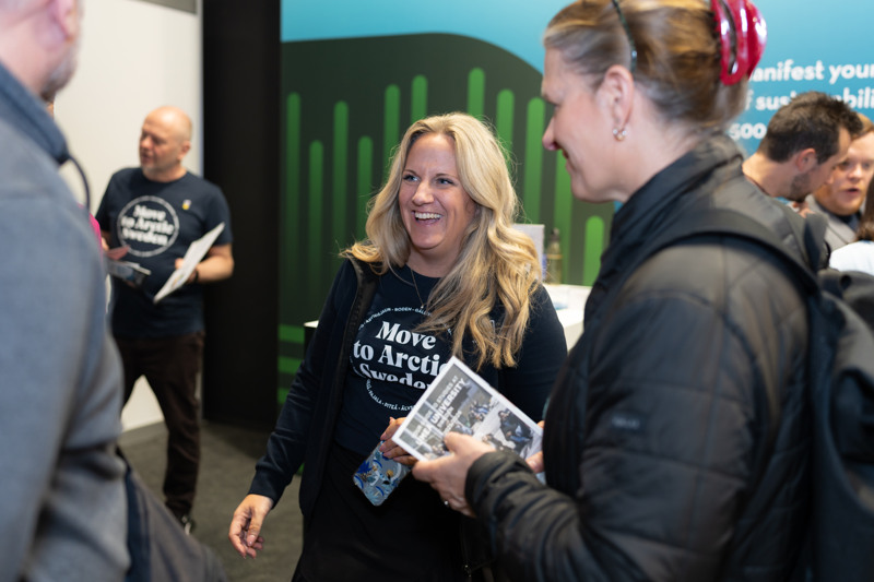 Sofi Waltare, Luleå tekniska universitet, pratar med mässbesökare.