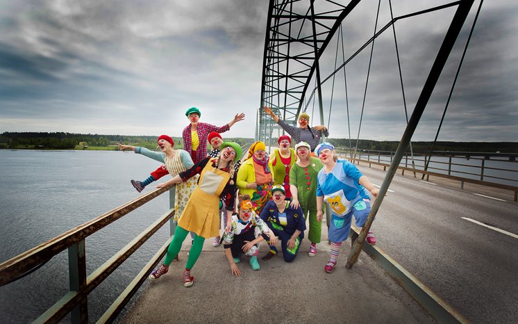 Ett gäng clowner spexar på en bro