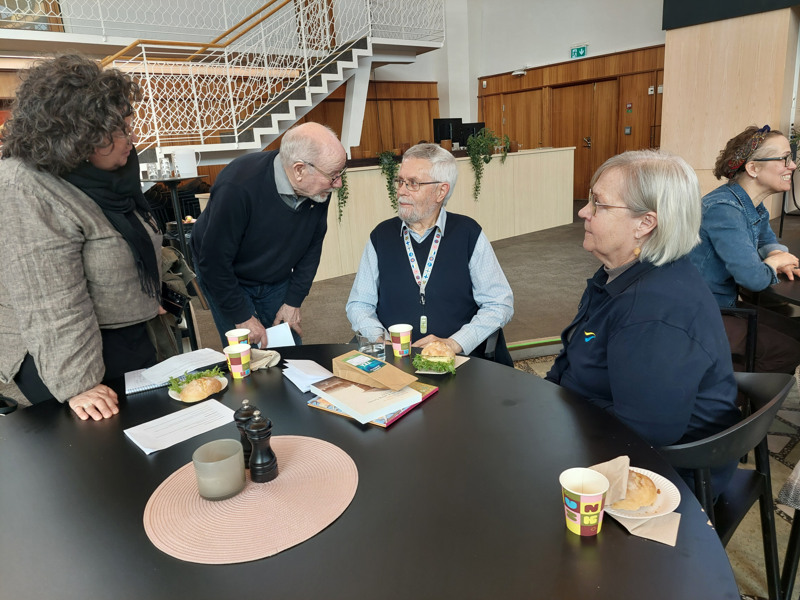 Lennart Rohdin (mitten) samtalar med deltagare i frukostföreläsningen.