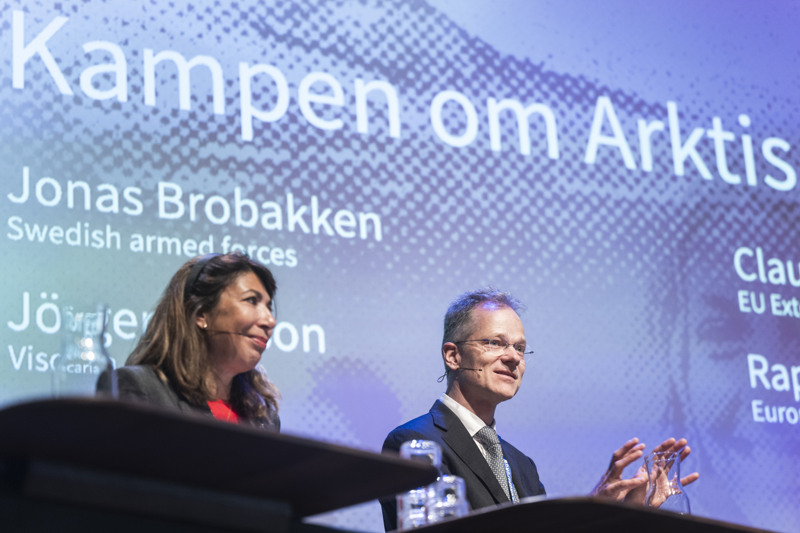 Claude Veron-Reville och Raphaël Goulet talar på scen framför en skärm med texten "Kampen om Arktis".