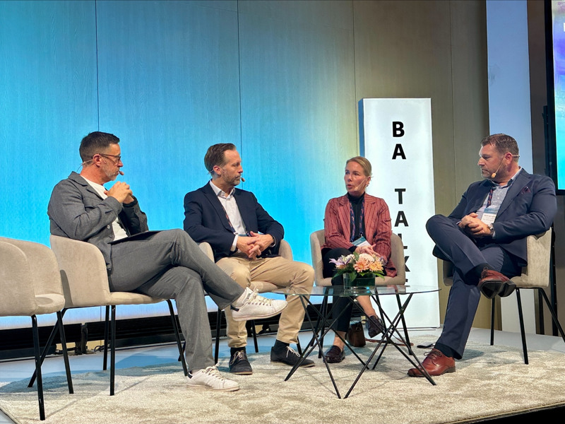 Fyra personer sitter och samtalar på en scen.